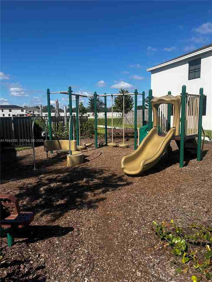 453 Ne 13th St - Photo 6 of 8