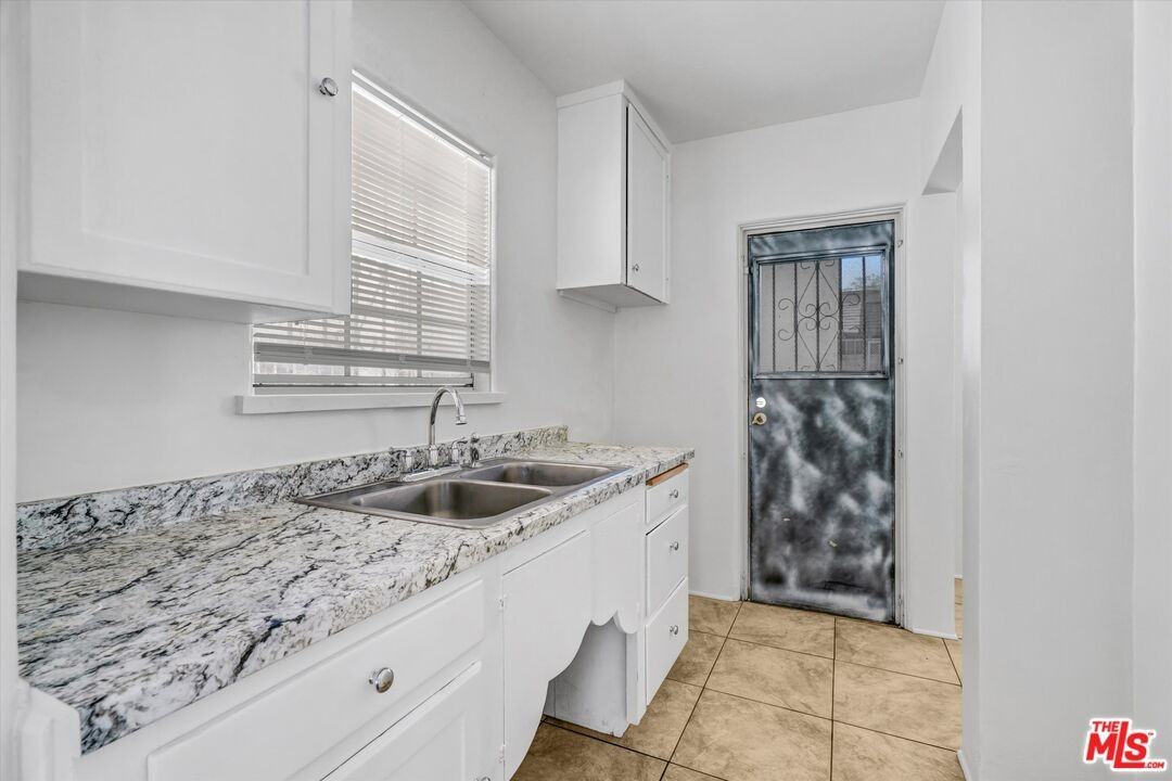 820 S Grevillea Ave - Photo 6 of 21