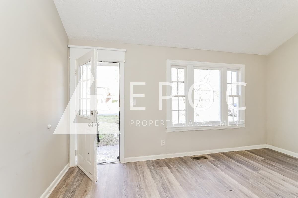 305 N Cobb Ave - Photo 2 of 15