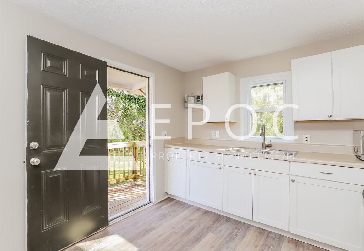 305 N Cobb Ave - Photo 3 of 15