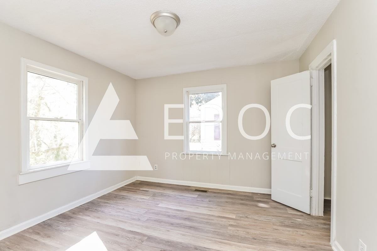 305 N Cobb Ave - Photo 7 of 15