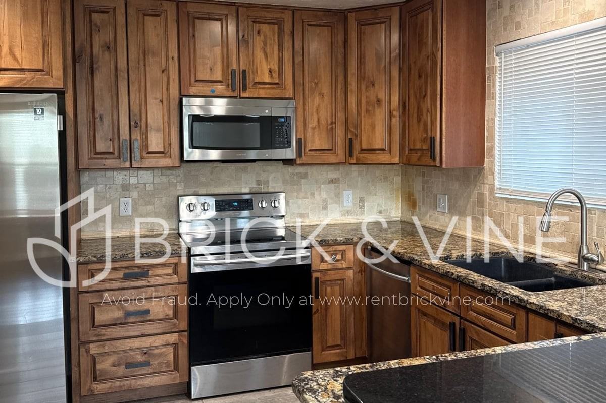 812 Lakeside Cir - Photo 2 of 4