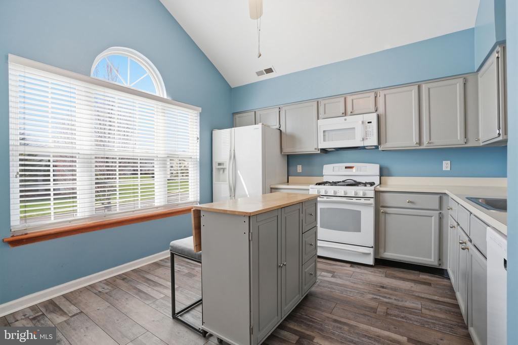 496 Revere Dr - Photo 4 of 24