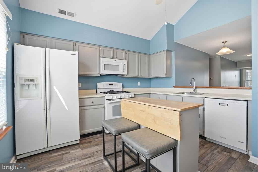 496 Revere Dr - Photo 5 of 24