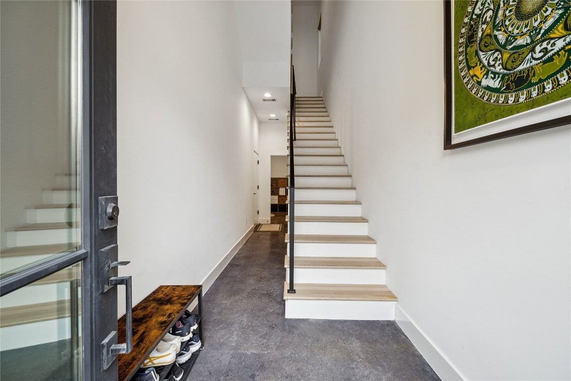 711 Memorial Heights Dr - Photo 2 of 30