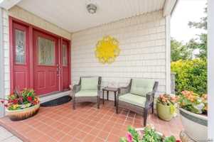 featured image of 541 E Park Ave ##Main