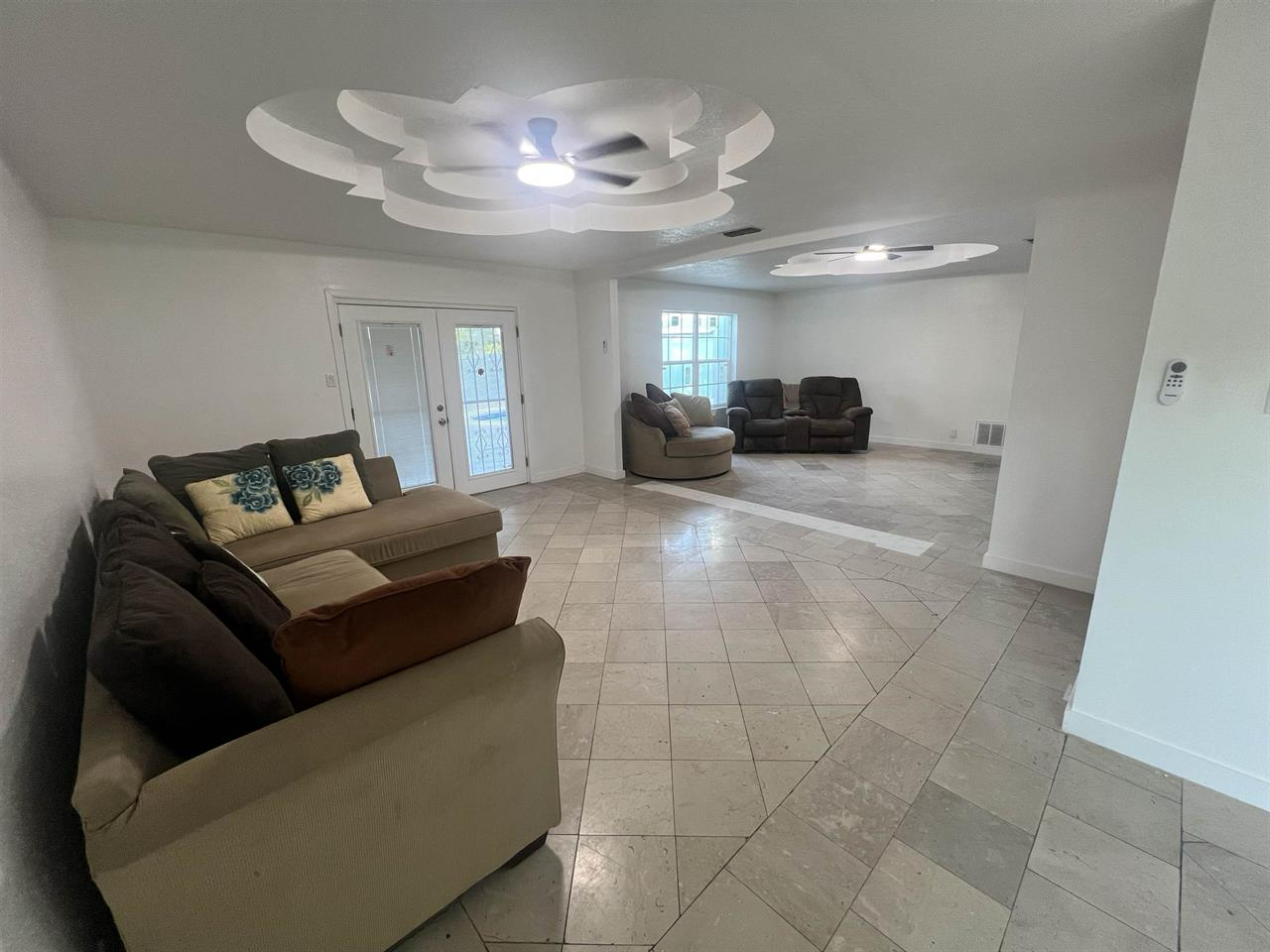 312 Candlewood Rd - Photo 7 of 32