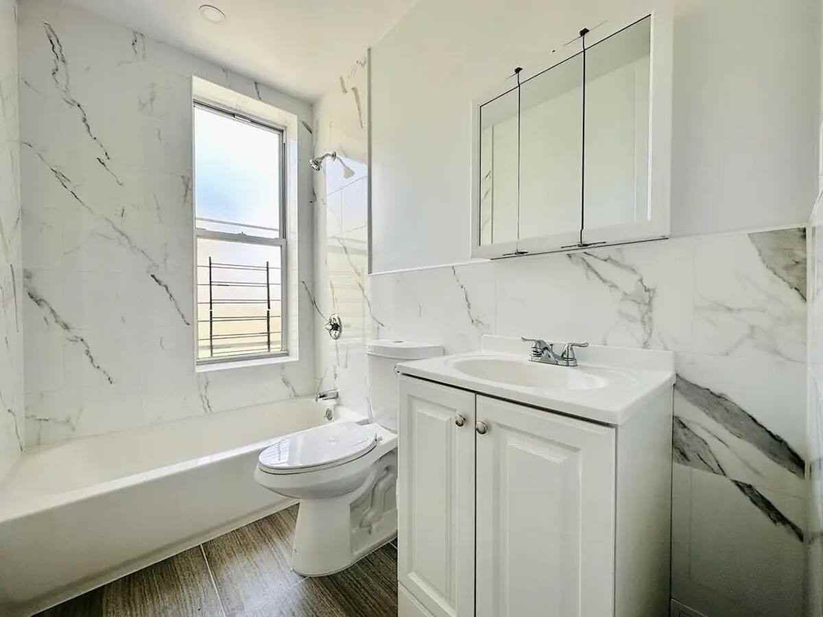 Private Bedroom in 5 Bedroom/2 Bathroom Home - Photo 7 of 14