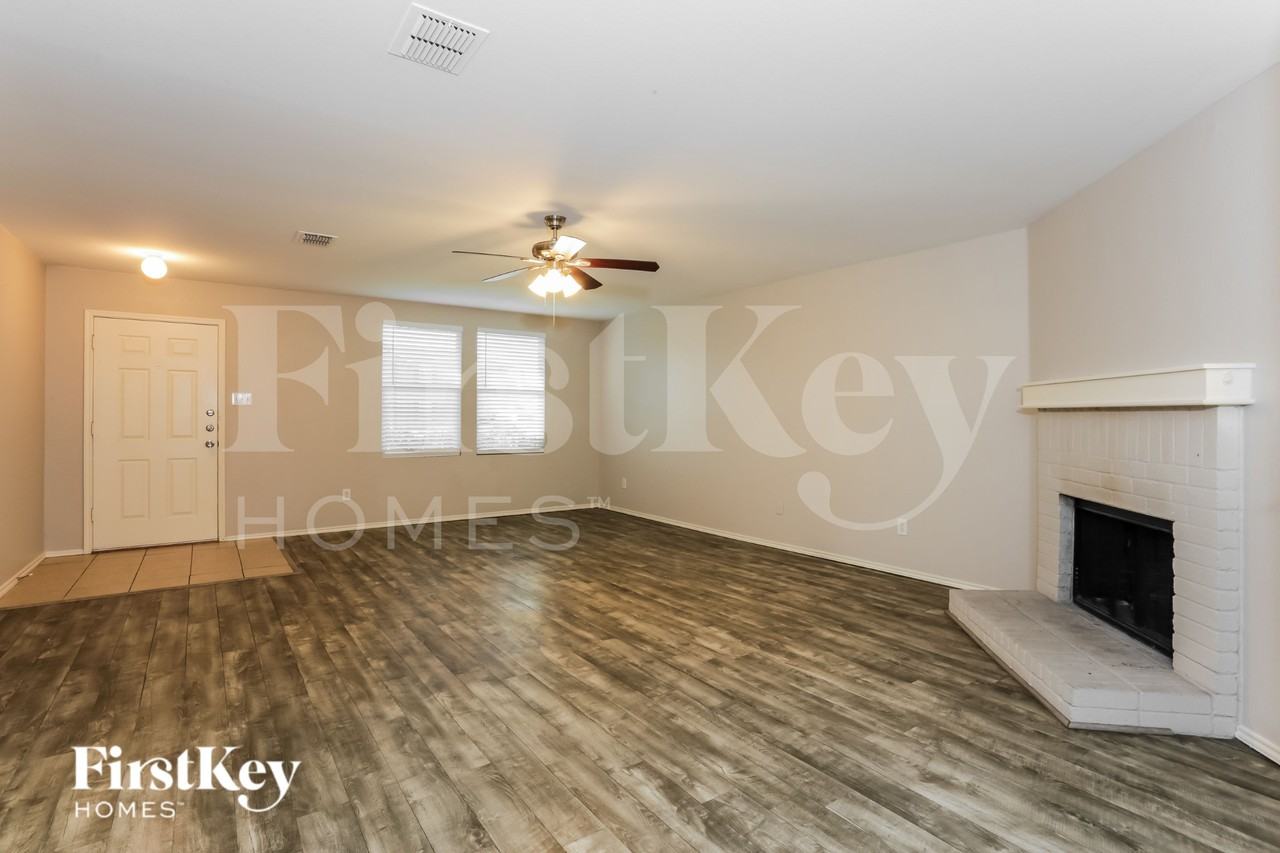 1413 Erin Dr - Photo 2 of 19