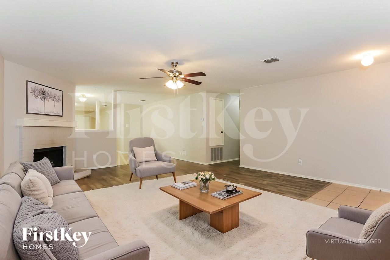 1413 Erin Dr - Photo 4 of 19