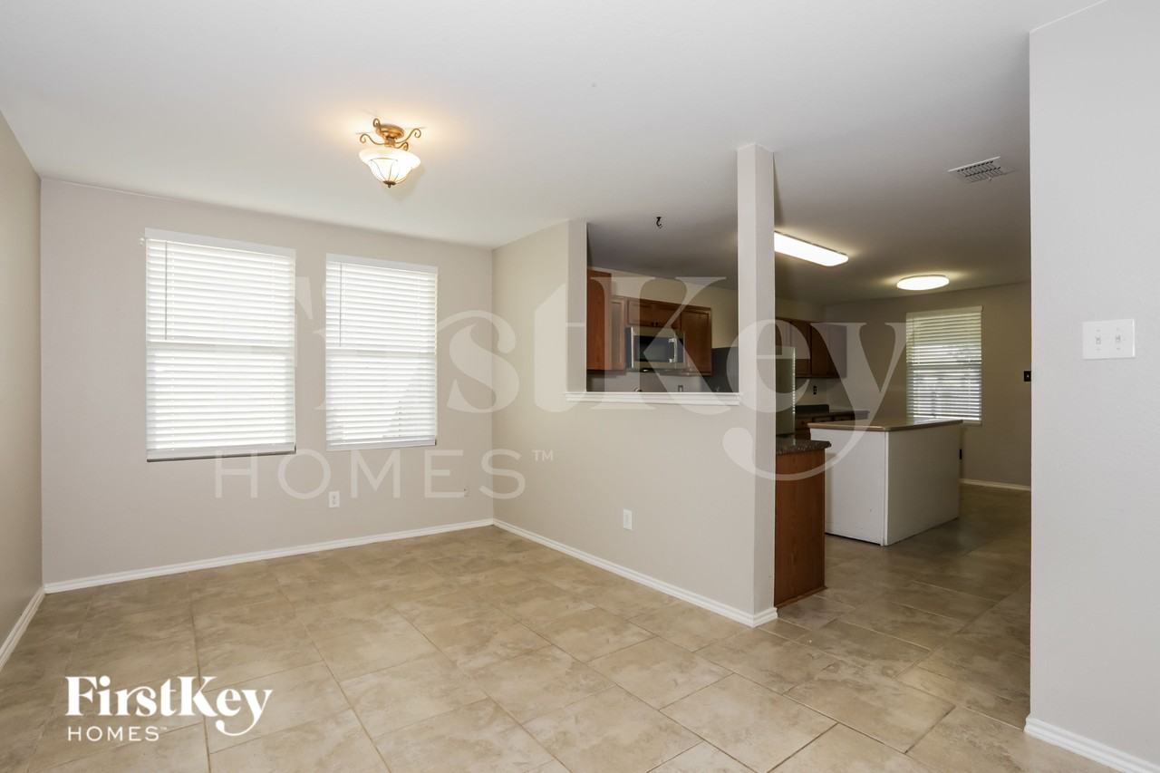 1413 Erin Dr - Photo 5 of 19