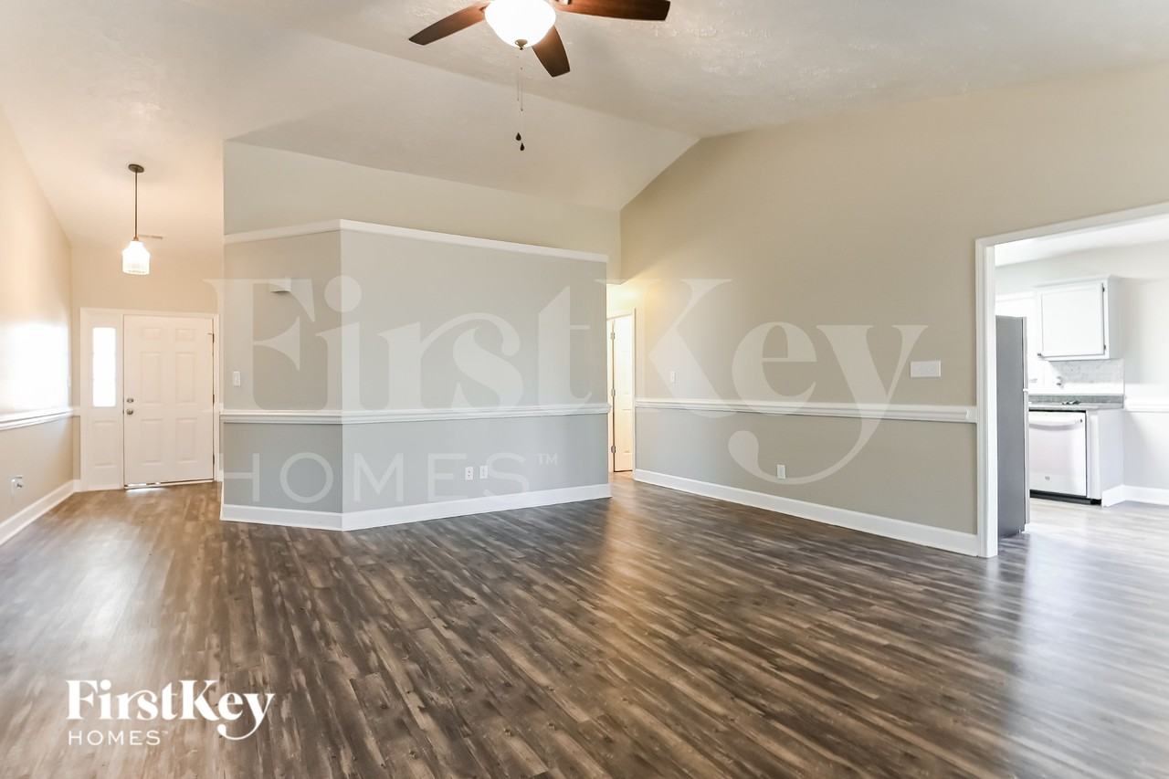 1347 Brompton Ln - Photo 3 of 15