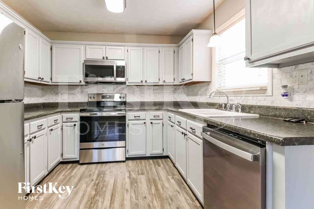 1347 Brompton Ln - Photo 5 of 15