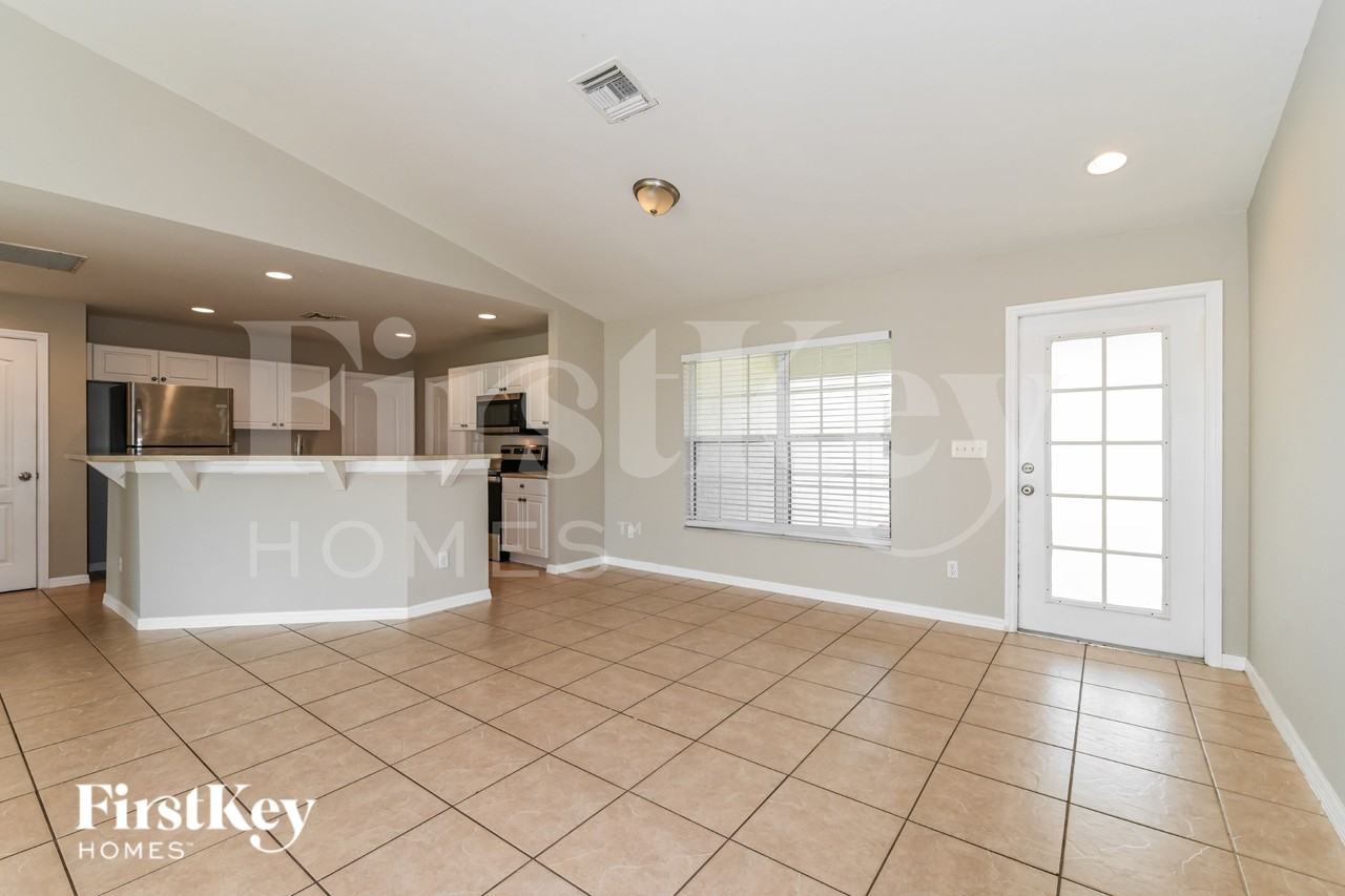 2837 Nw 27th Ave - Photo 6 of 19