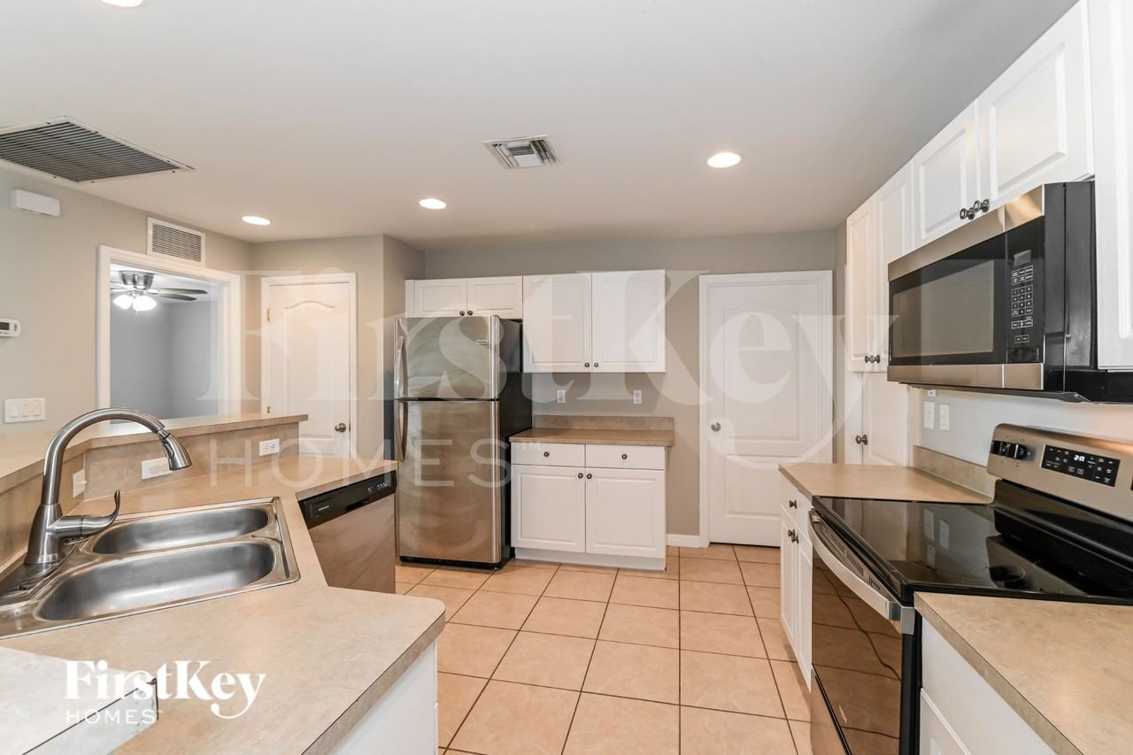 2837 Nw 27th Ave - Photo 7 of 19