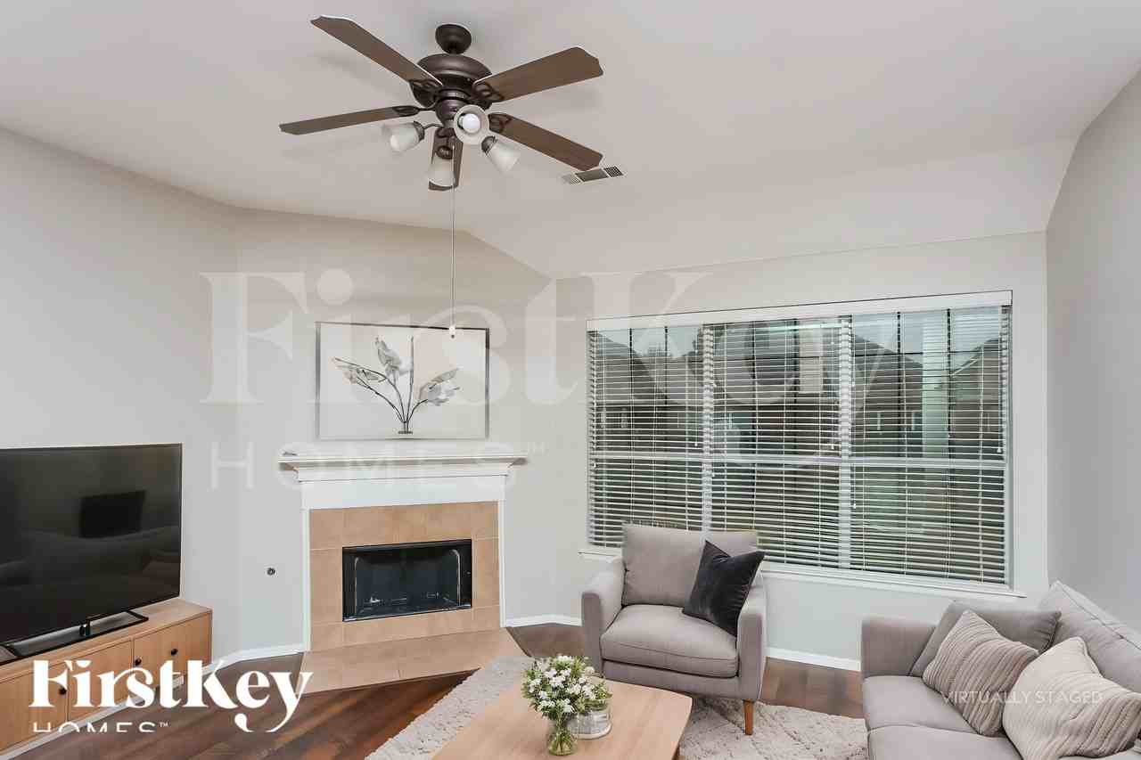 2852 Maple Creek Dr - Photo 3 of 18