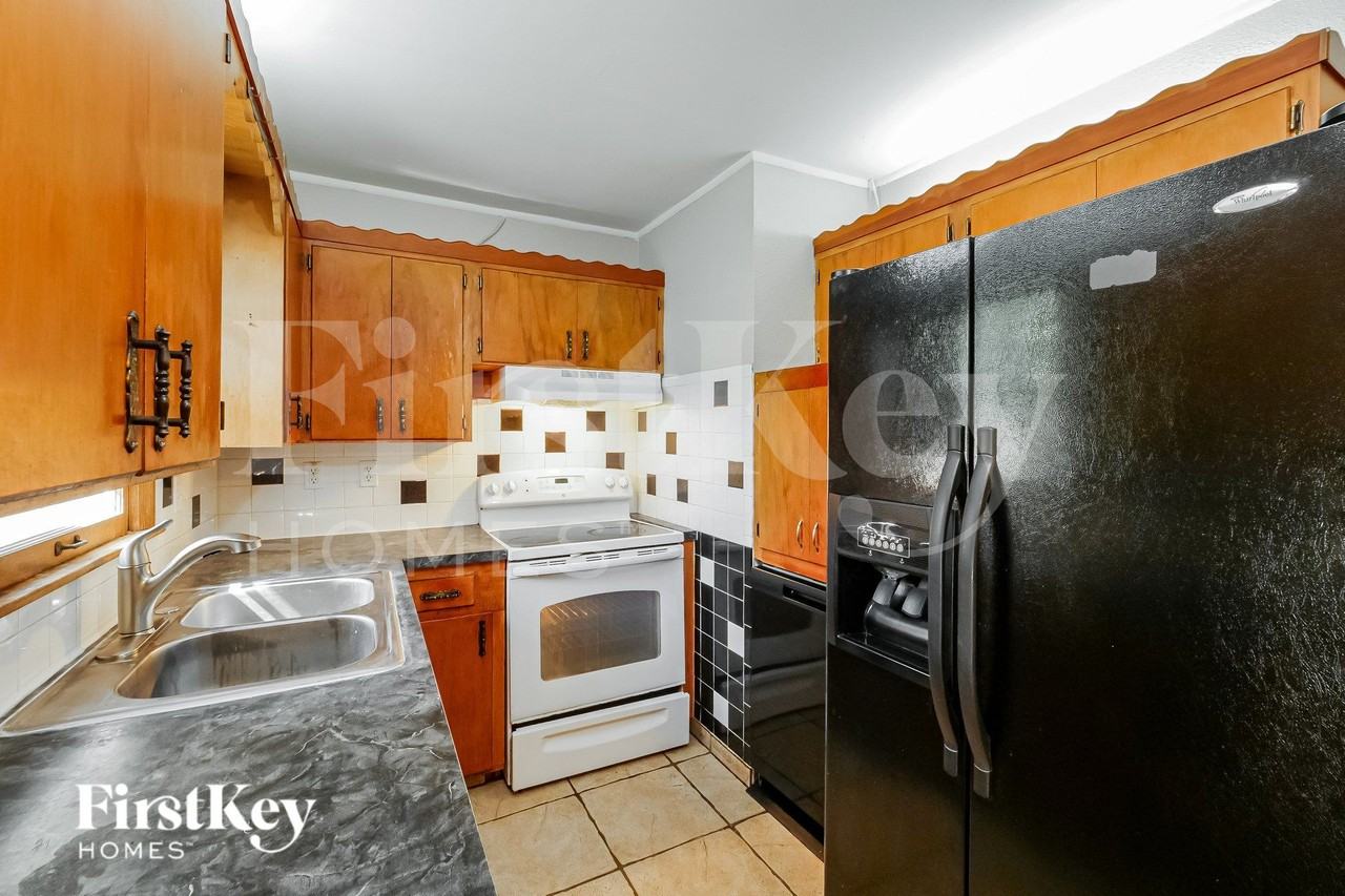 8305 E 85th Ter - Photo 5 of 19