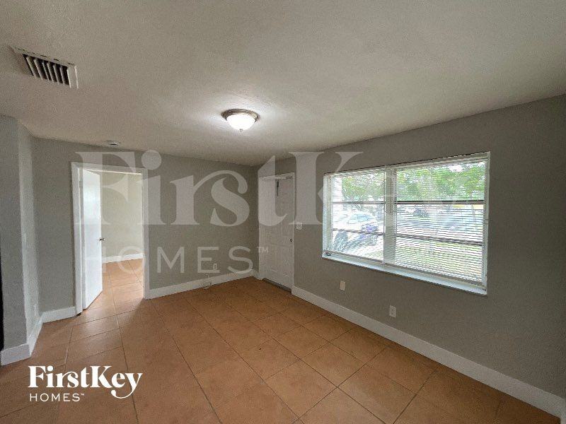 4640 Sw 18th St - Photo 2 of 13