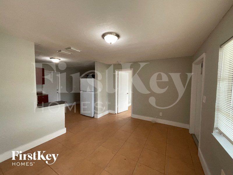 4640 Sw 18th St - Photo 3 of 13