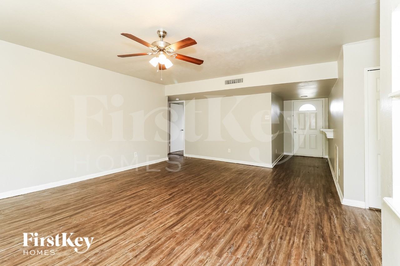 2918 Rayswood Dr - Photo 2 of 19