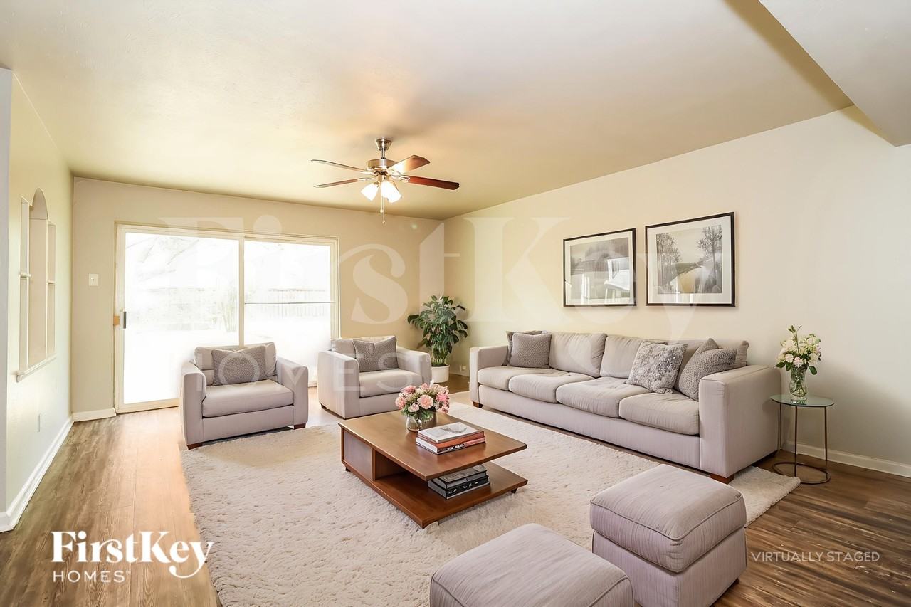 2918 Rayswood Dr - Photo 4 of 19