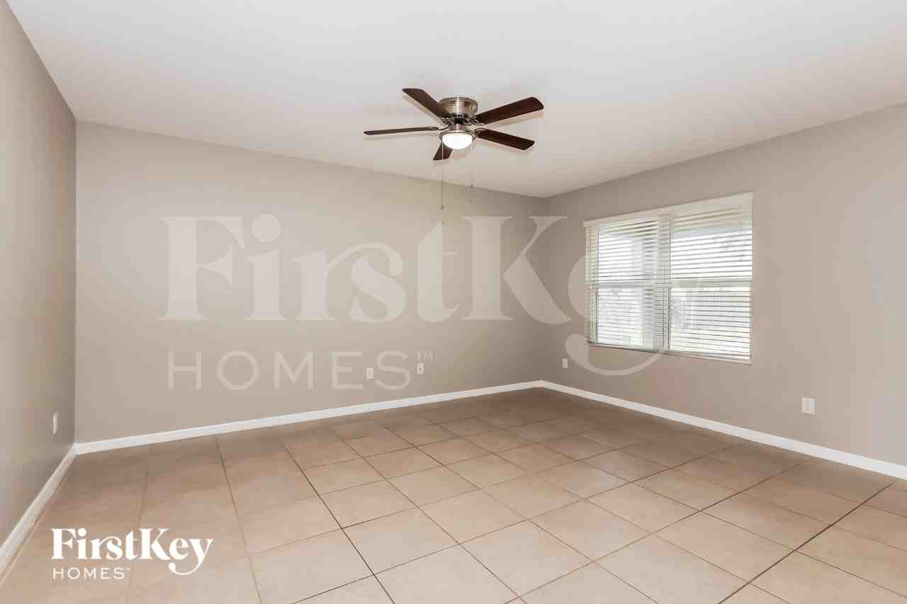 2702 Sw 9th Pl - Photo 2 of 18
