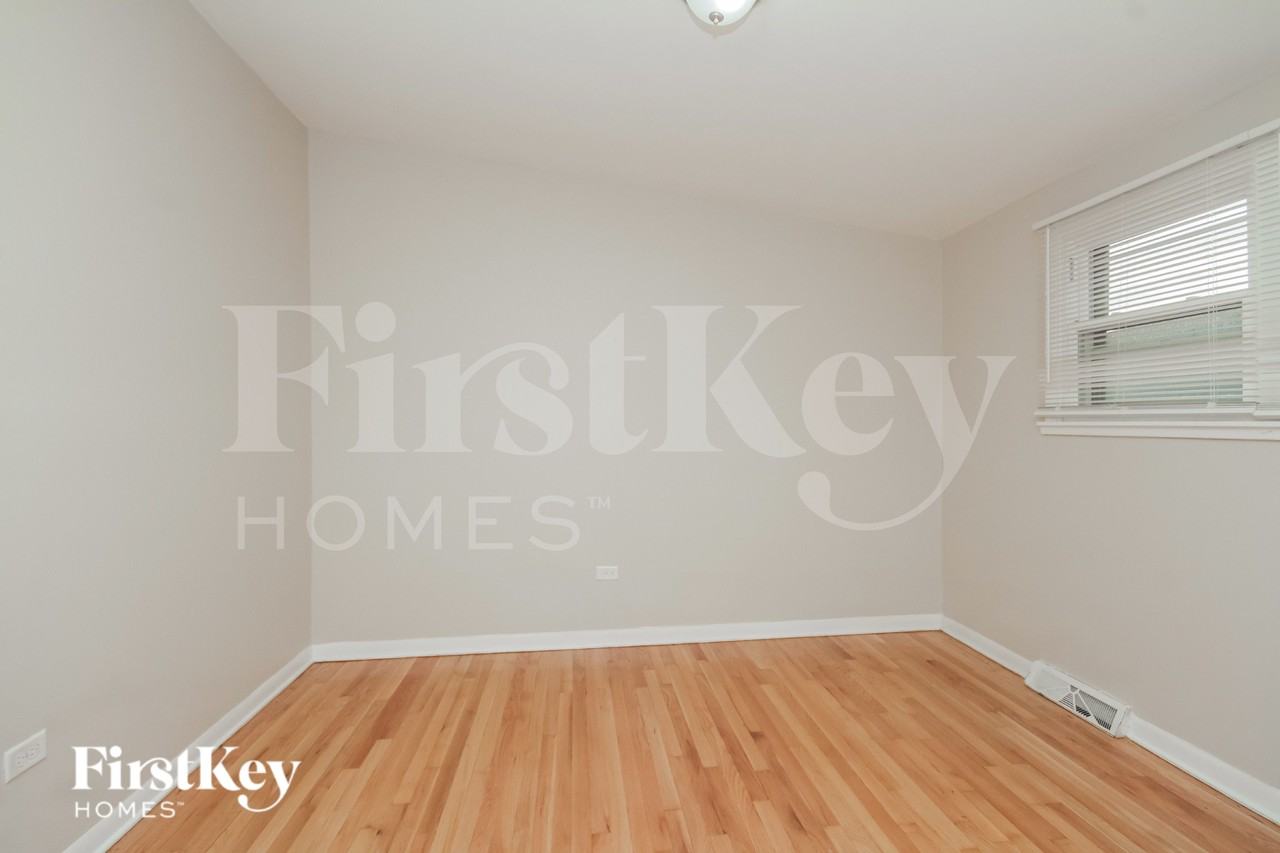 14340 Kenwood Ave - Photo 6 of 19