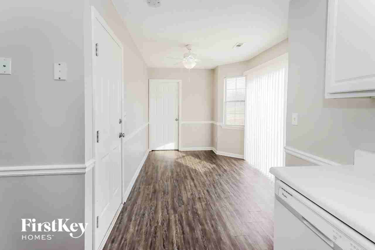 128 Greenleaf Dr - Photo 5 of 15