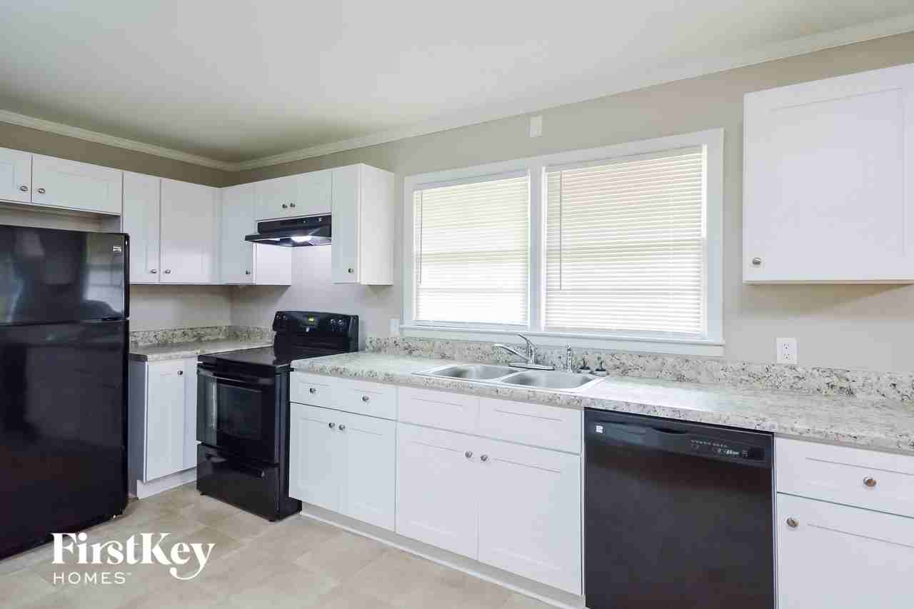 1175 Milstead Ave Ne - Photo 4 of 15