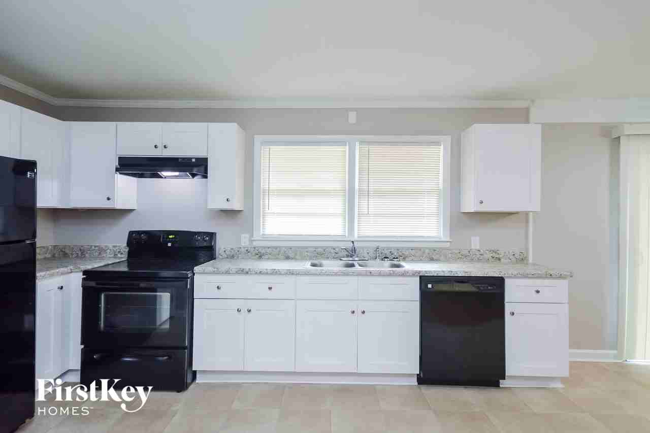 1175 Milstead Ave Ne - Photo 5 of 15