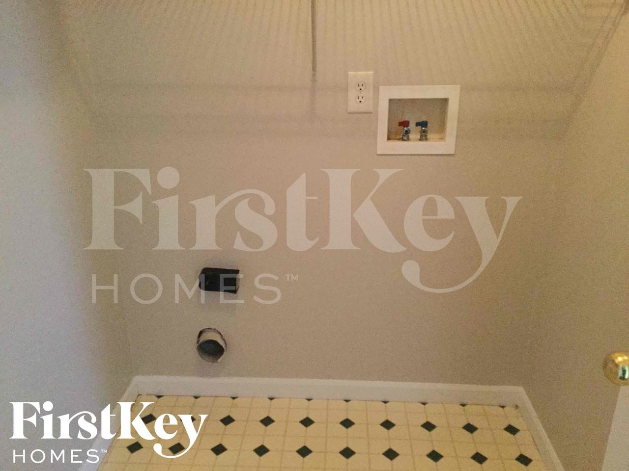 10729 Newgate Ln - Photo 5 of 16