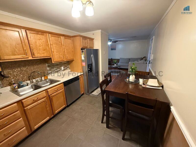 1556 N Main St #11 - Photo 5 of 21