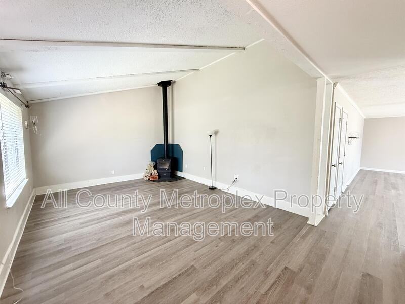 2107 Rockwood Dr - Photo 2 of 10
