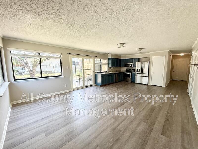 2107 Rockwood Dr - Photo 3 of 10