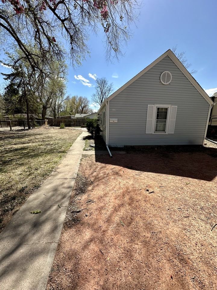 1217 Maple St - Photo 2 of 17