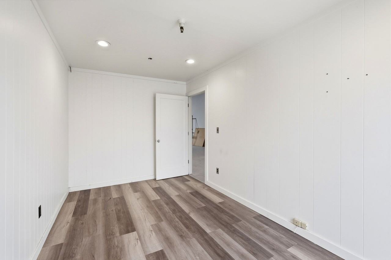 26 Hangar Way #E - Photo 5 of 17