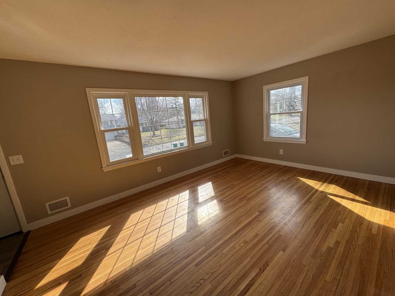 4103 Oregon Ave N - Photo 3 of 21