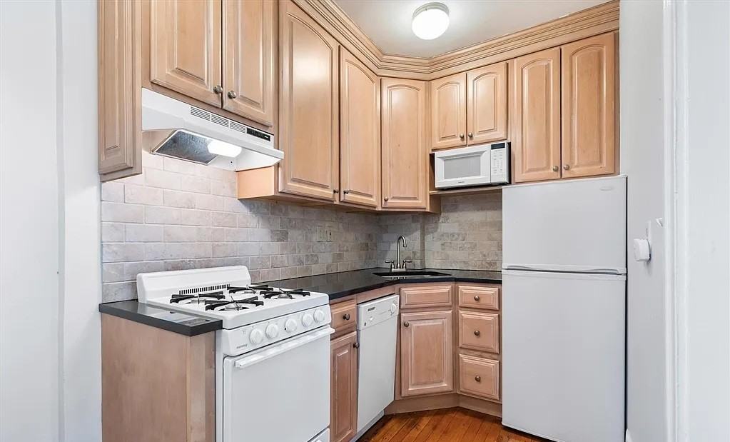 116 Riverway - Photo 2 of 4