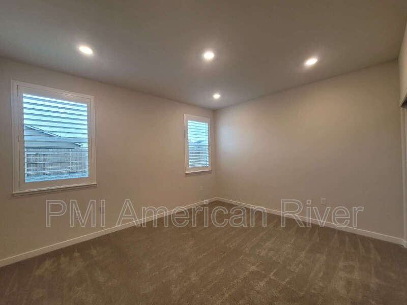 5033 Rialto Dr - Photo 6 of 21