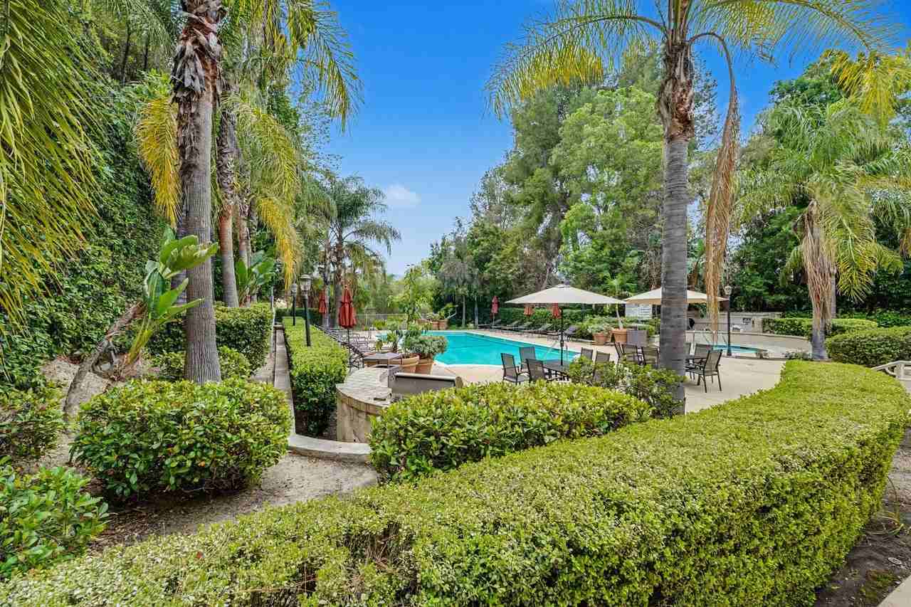 5260 Premiere Hills Cir - Photo 4 of 36