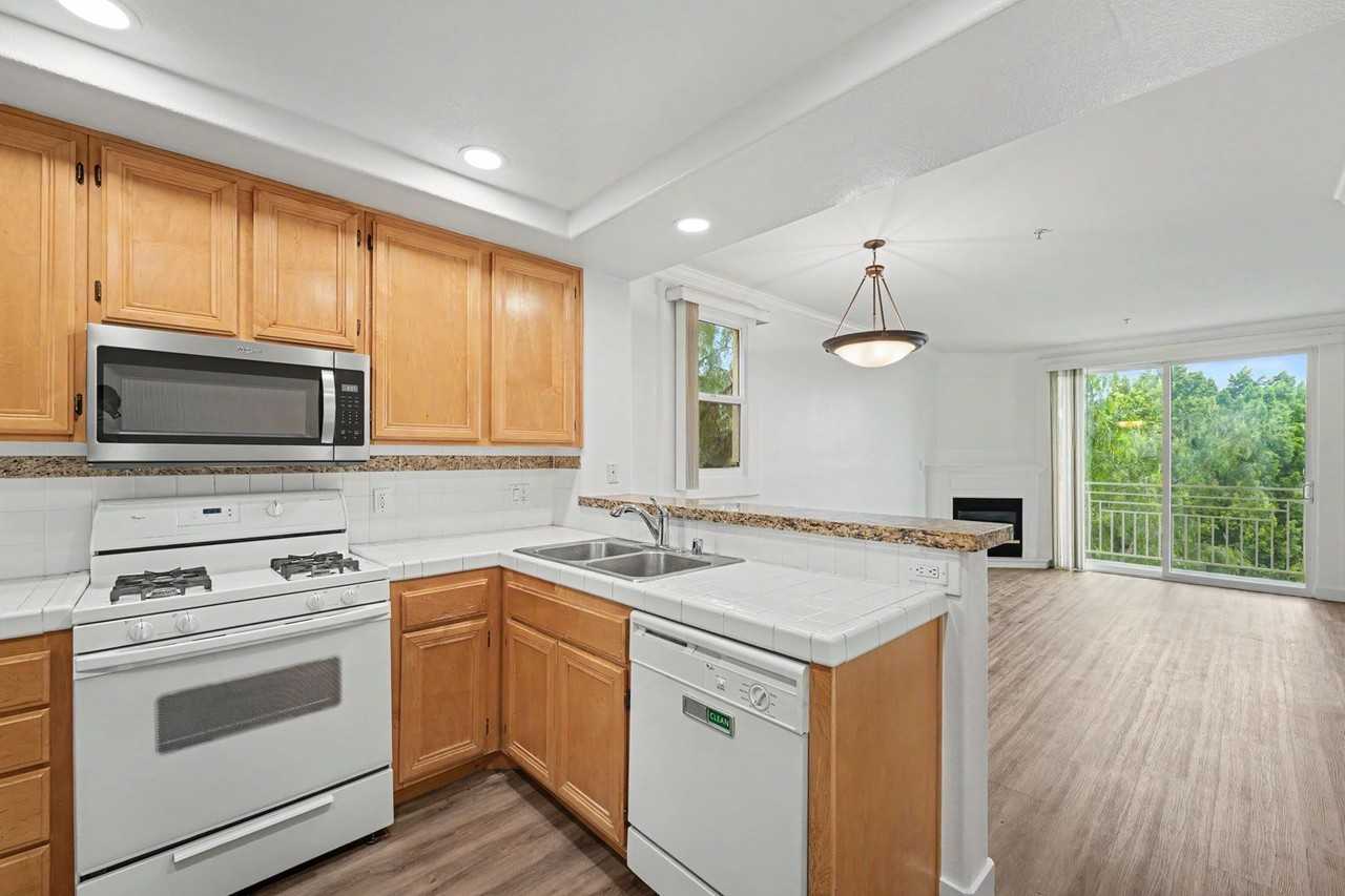 5260 Premiere Hills Cir - Photo 6 of 36