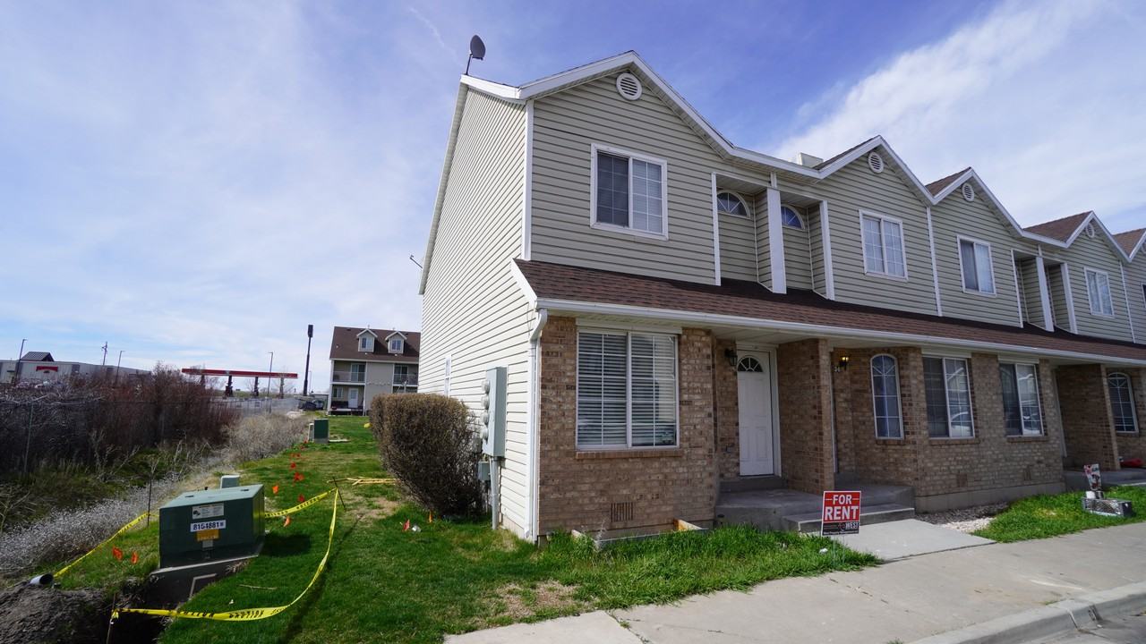 1045 Sw #33 - Photo 2 of 20