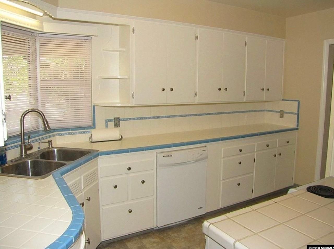 635 Hunter Lake Dr - Photo 2 of 13