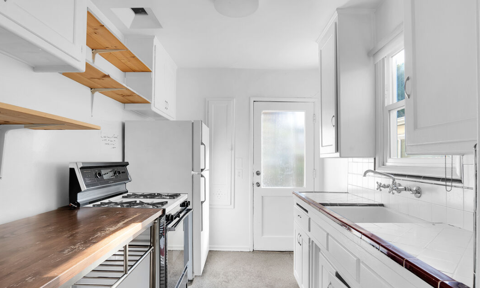 2440 Arizona Ave - Photo 3 of 5