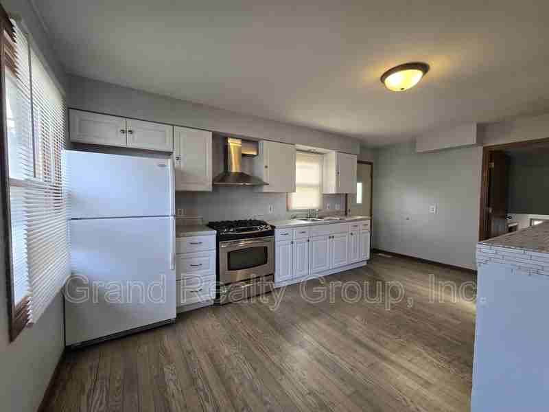 307 N Rosedale Ct - Photo 3 of 20