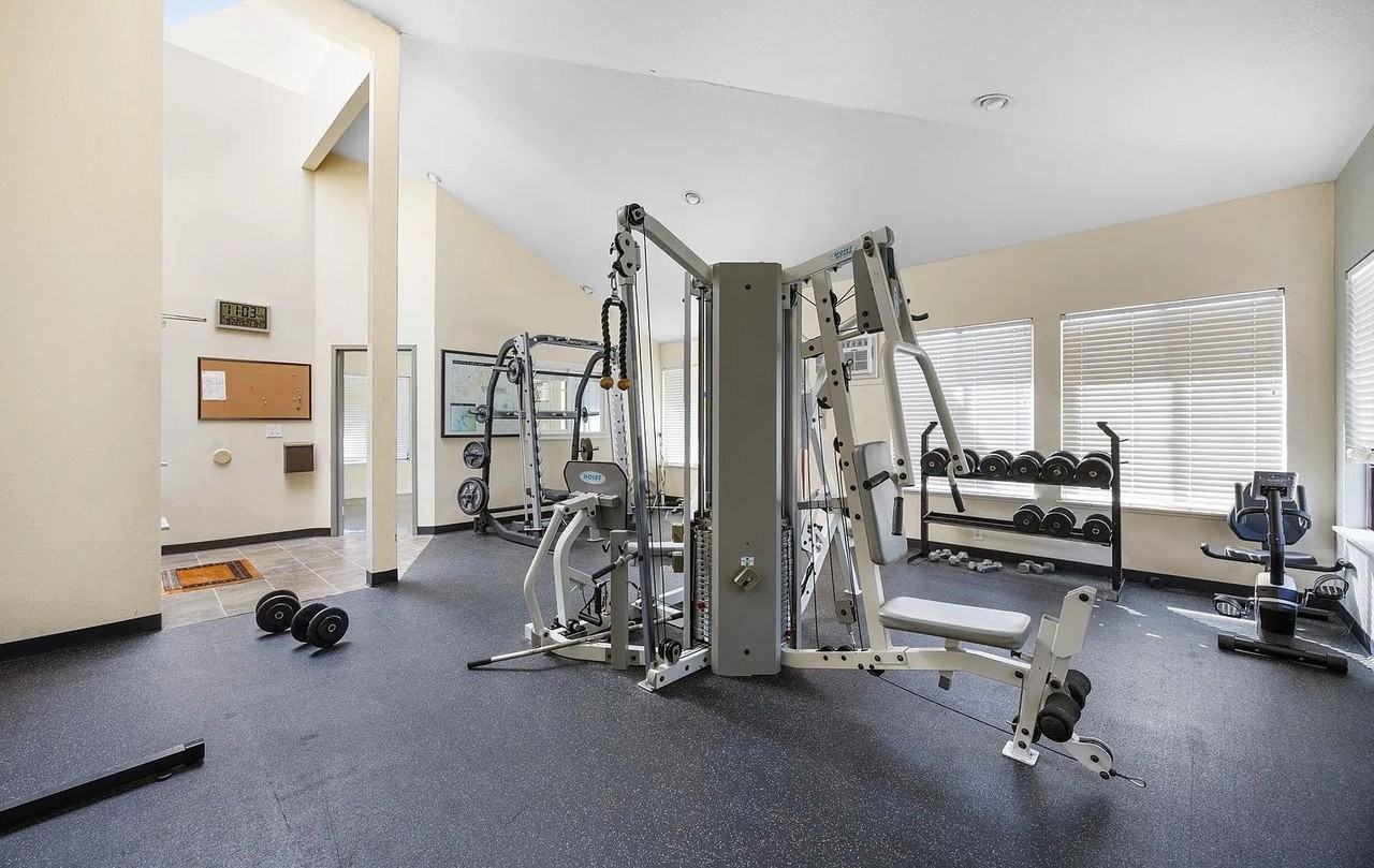 636 Arcadia Dr - Photo 2 of 11