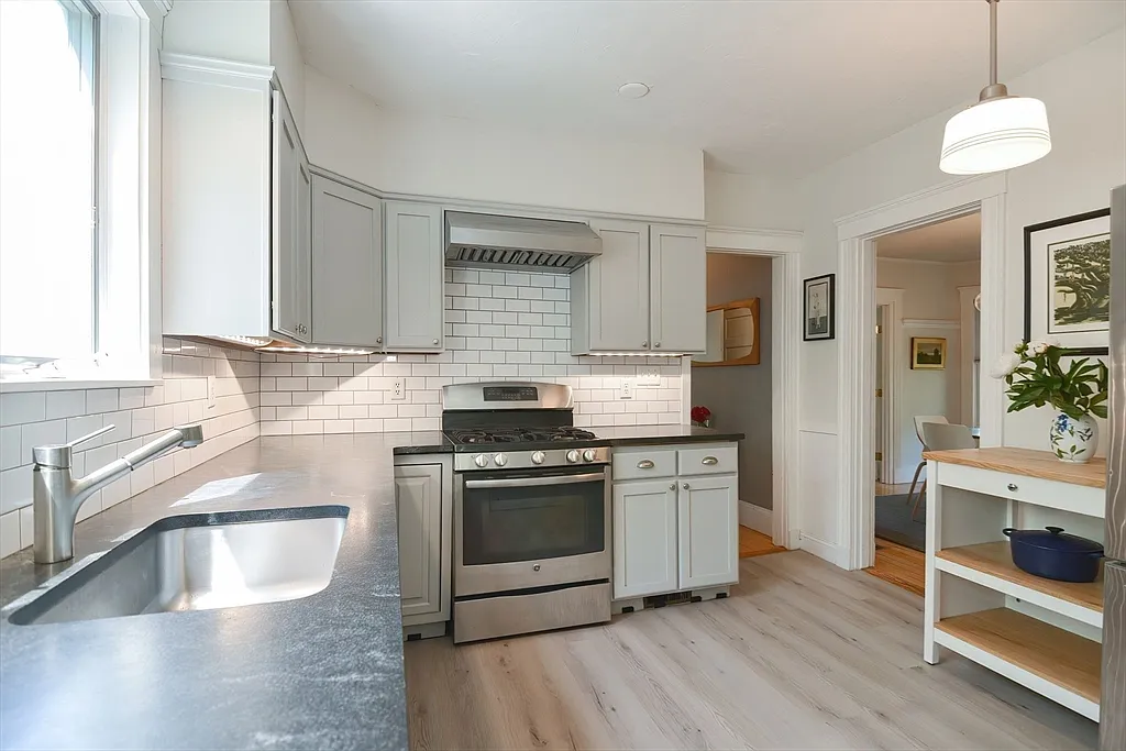 184 Wachusett St - Photo 4 of 11