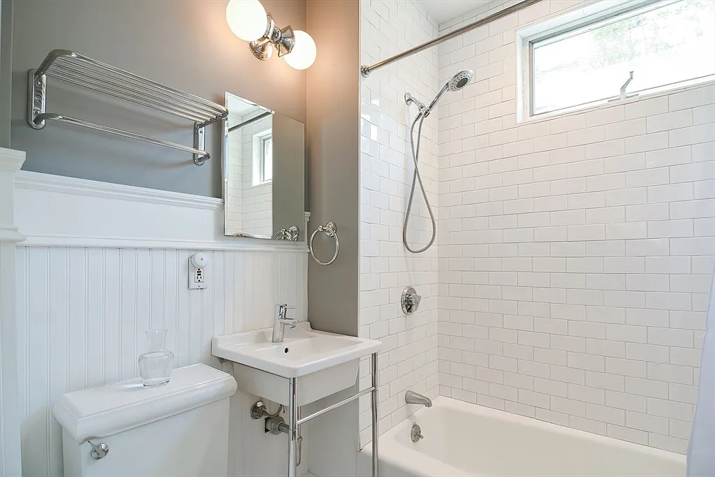 184 Wachusett St - Photo 7 of 11