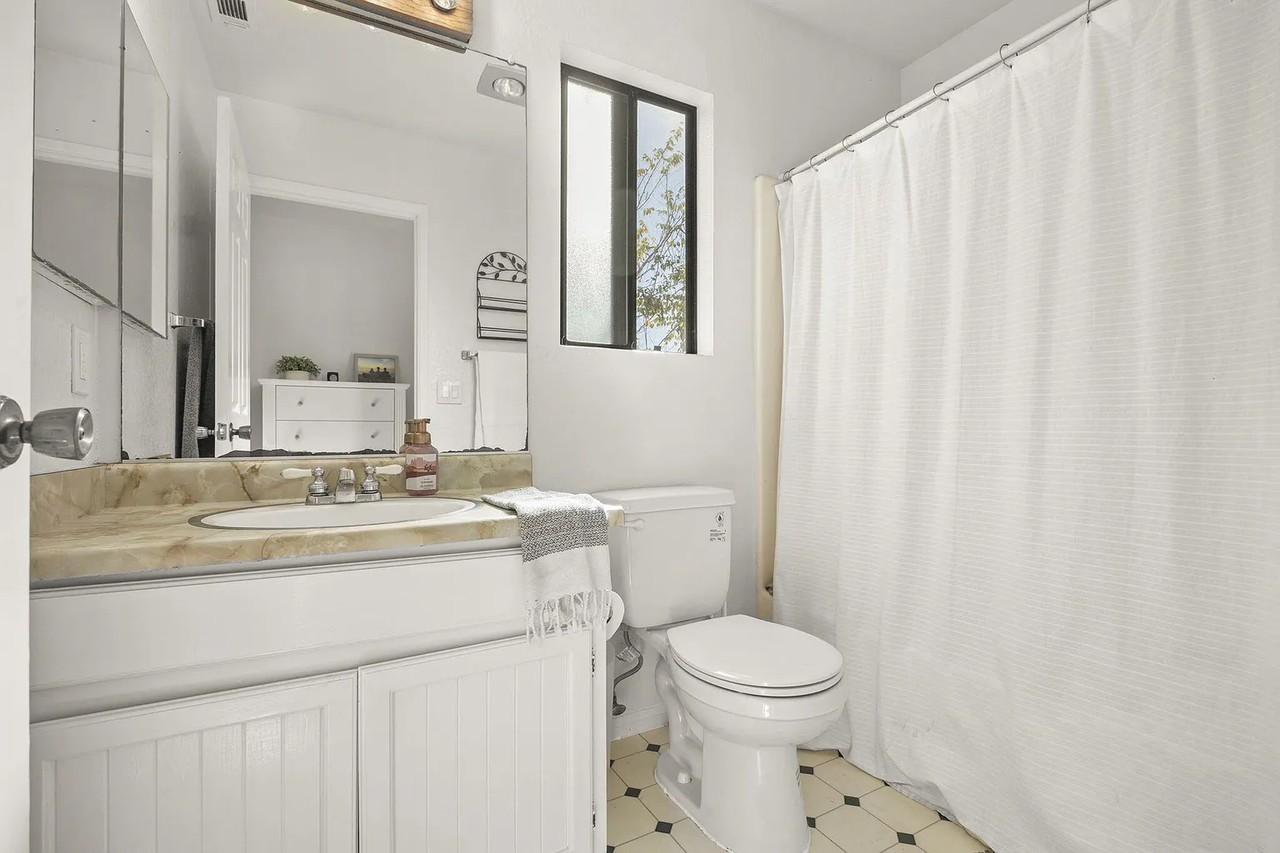 522 W Victoria St - Photo 2 of 13