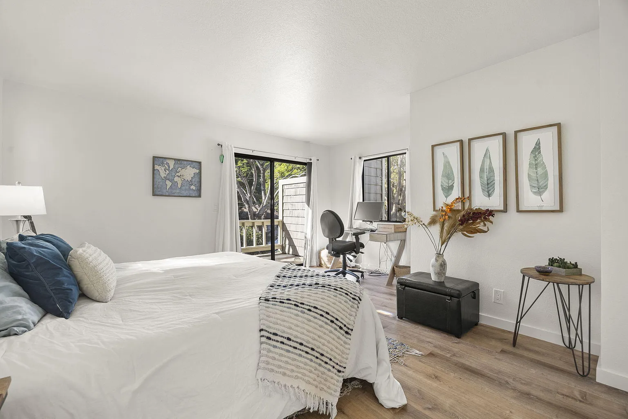 522 W Victoria St - Photo 4 of 13